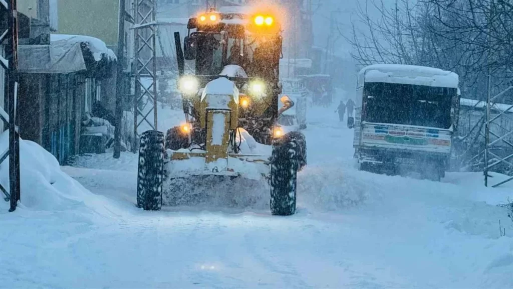 Sirnakta kar yagisi nedeniyle egitime ara verildi habermeydan