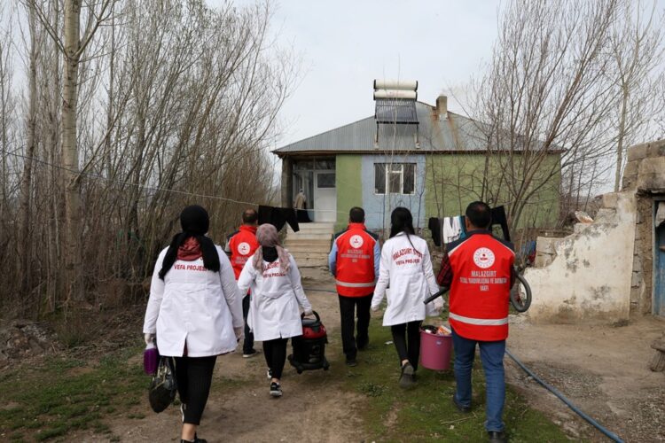Vefa Ekipleri Ramazan ayindada yasli ve engelli vatandaslari yalniz birakmiyor habermeydan