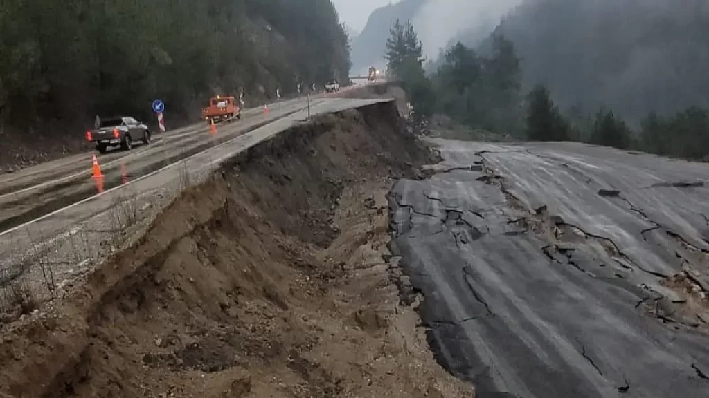 Adana’da sağanak yağış heyelana yol açtı adanasaganak habermeydan