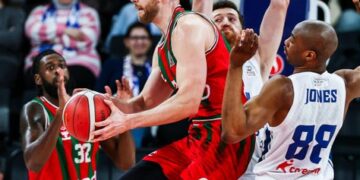 Anadolu Efes, Karşıyaka’yı farklı yendi!