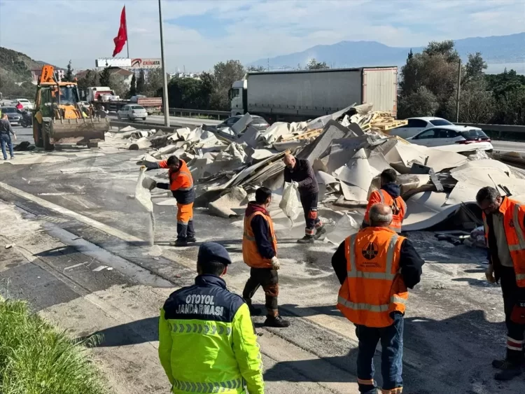 Kocaeli’de yaşanan kaza sonrası Anadolu Otoyolu’nun İstanbul istikameti trafiğe açıldı.