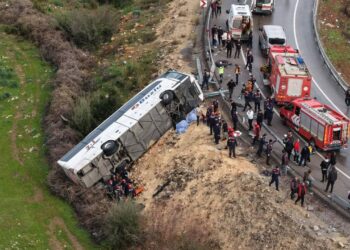 Antalya’da yolcu otobüsü devrildi: 9 ölü, 21 yaralı Antalya’da yolcu otobüsü devrildi: 9 ölü, 21 yaralı