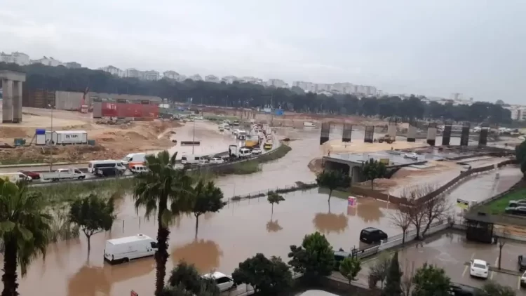 Antalya’da kuvvetli yağış etkili oldu.