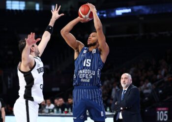 Beşiktaş, Anadolu Efes'i geçip finale yükseldi! Beşiktaş, Anadolu Efes’i geçip finale yükseldi!