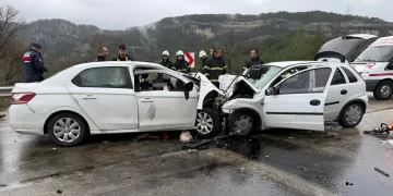 Burdur’da iki otomobil çarpıştı: 7 ölü, 5 yaralı Burdur’da iki otomobil çarpıştı: 7 ölü, 5 yaralı