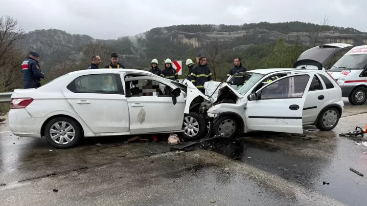 Burdur’da iki otomobil çarpıştı: 7 ölü, 5 yaralı Burdur’da iki otomobil çarpıştı.