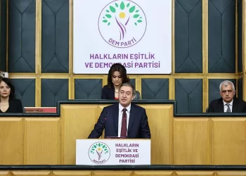 DEM Parti duyurdu: Çok sayıda siyasetçi, sendikacı ve gazeteci gözaltına alındı DEM Parti duyurdu: Çok sayıda siyasetçi, sendikacı ve gazeteci gözaltına alındı