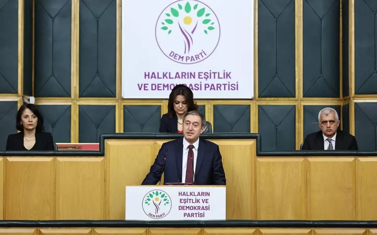 DEM Parti duyurdu: Çok sayıda siyasetçi, sendikacı ve gazeteci gözaltına alındı Çok sayıda siyasetçi, sendikacı ve gazeteci gözaltına alındı.