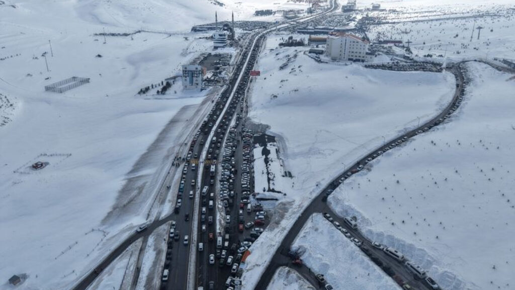 Bölgeye 1 milyon 400 bin ziyaretçi geldi: 5 kilometrelik araç kuyruğu oluştu erciyes trafik habermeydan