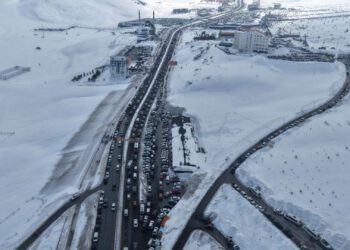 Bölgeye 1 milyon 400 bin ziyaretçi geldi: 5 kilometrelik araç kuyruğu oluştu