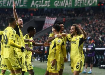 Fenerbahçe, Kocaelispor’u 2 golle geçti!