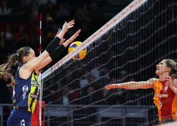 Fenerbahçe Medicana, Galatasaray Daikin’i set vermeden geçti!