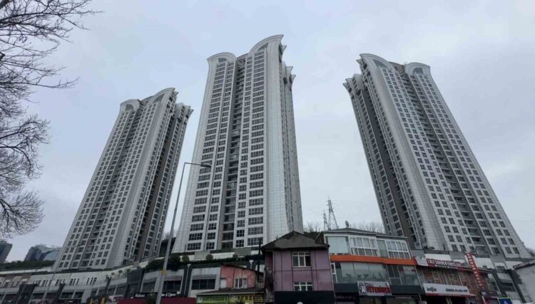 İstanbul'da 30. kattan düşen çocuk hayatını kaybetti.