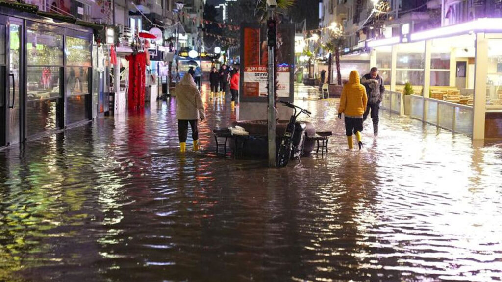 İzmir’de su altında kalan ev ve iş yerleri boşaltılıyor izmirde saganak su baskinlarina yol acti habermeydan