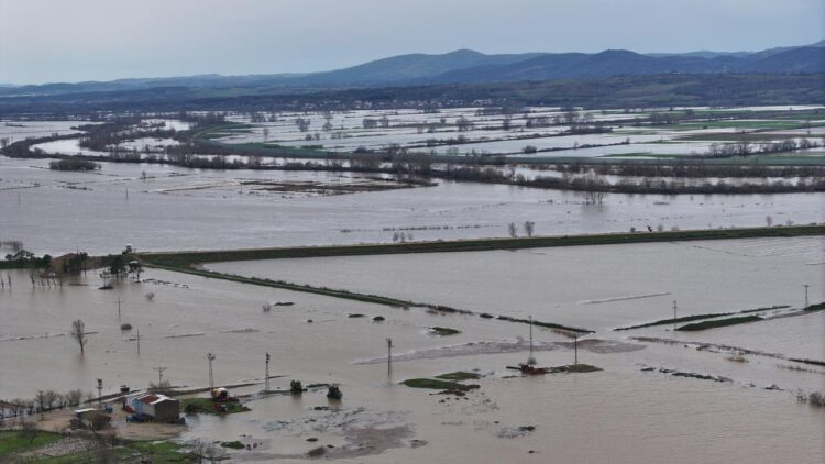 Tunca ve Meriç tarım arazilerine taştı.