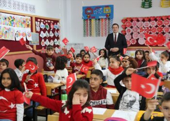 Muş’ta, eğitim öğretim yılının 2. dönemi ‘Bayrak Sevgisi’ temasıyla başladı!