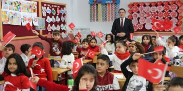 Muş’ta, eğitim öğretim yılının 2. dönemi ‘Bayrak Sevgisi’ temasıyla başladı!