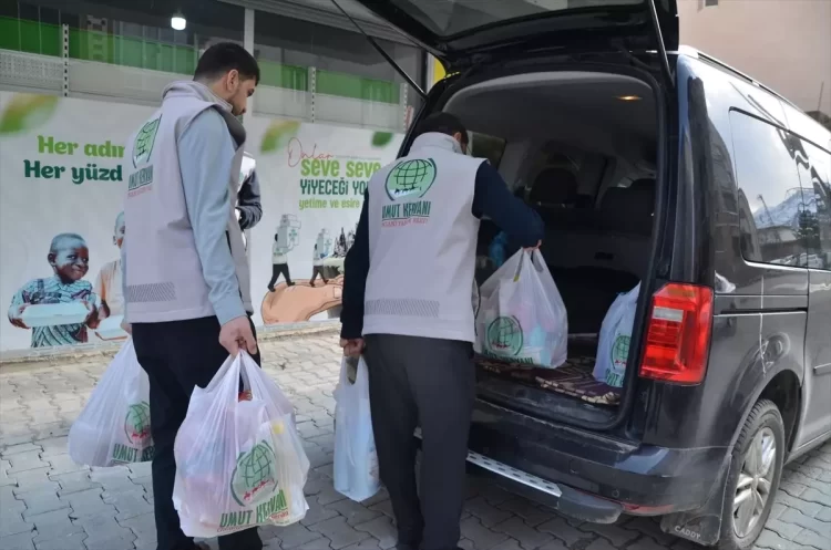 Muş'ta, Umut Kervanı'ndan 900 aileye gıda ve giyim yardımı! musta umut kervanindan 900 aileye gida ve giyim yardimi habermeydan