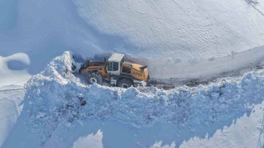 musta yogun kar yagisi 238 koy yolunu kapatti habermeydan