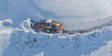 Muş’ta, yoğun kar yağışı 238 köy yolunu kapattı!