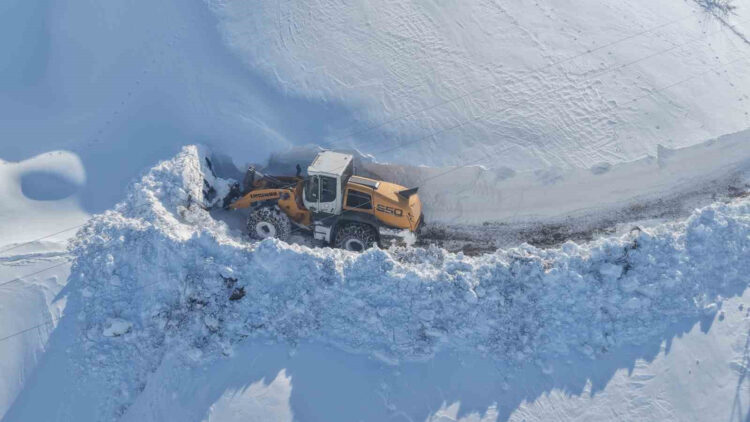musta yogun kar yagisi 238 koy yolunu kapatti habermeydan