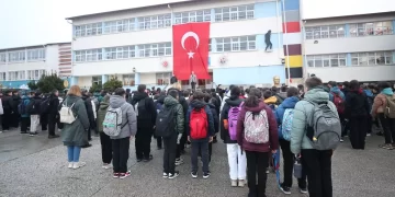 İstanbul’da öğrenciler saygı duruşunda bulundu