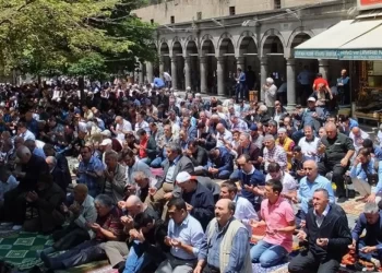 Ramazanın ilk cuması: Camiler doldu taştı