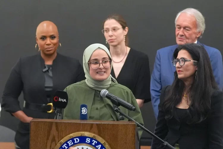 ICE tarafından gözaltına alınan Rümeysa Öztürk'ün sınırdışı işlemi durduruldu.