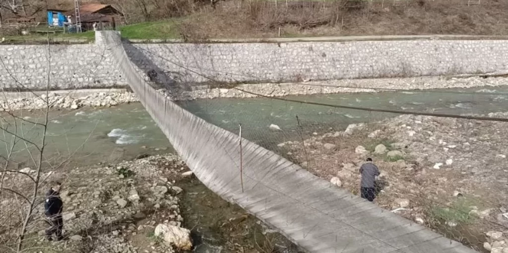 sinop erfelekte firtina nedeniyle asma kopru devrildi 2 yarali habermeydan e1770993030952