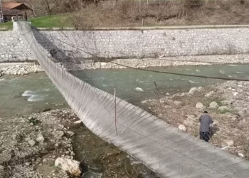 Sinop Erfelek’te, fırtına nedeniyle asma köprü devrildi: 2 yaralı