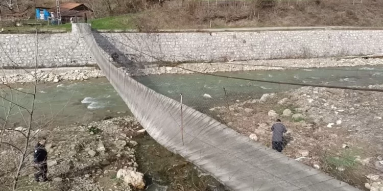 sinop erfelekte firtina nedeniyle asma kopru devrildi 2 yarali habermeydan e1770993030952