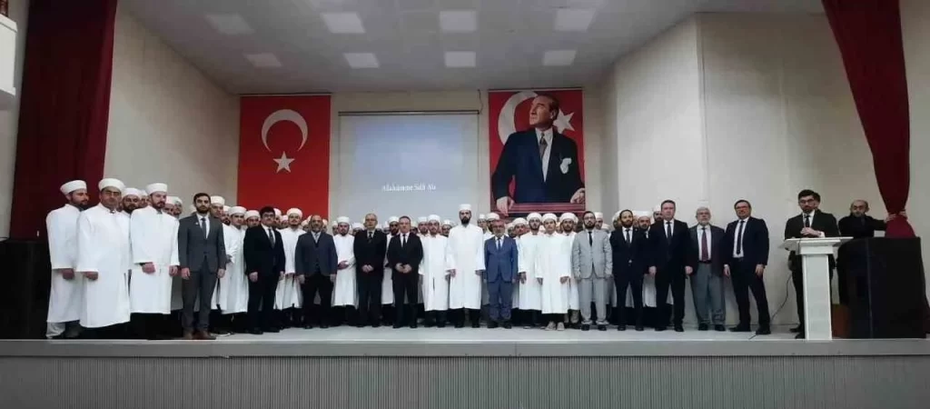 sinopta 70 din gorevlisi icin cubbe ve sarik giydirme toreni habermeydan e1771338825829