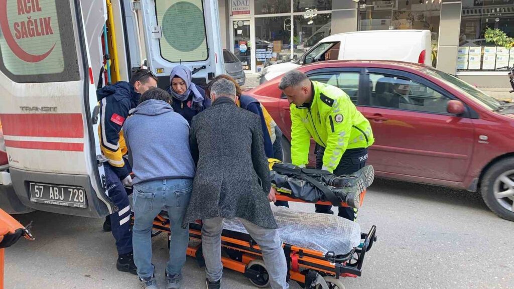 sinopta motosiklet otomobile arkadan carpti 1 yarali habermeydan