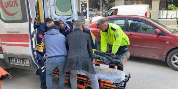 Sinop’ta, motosiklet otomobile arkadan çarptı: 1 yaralı!