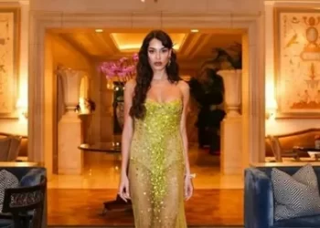 Dilan Çiçek Deniz şıklığıyla göz kamaştırdı