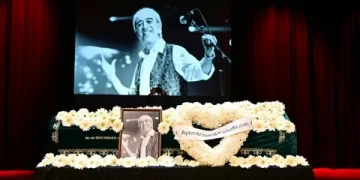 Edip Akbayram ölüm yıl dönümünde mezarı başında anıldı