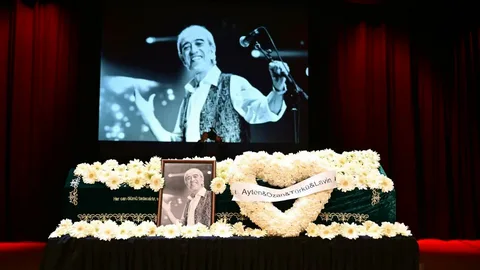 Edip Akbayram ölüm yıl dönümünde mezarı başında anıldı Edip Akbayram olum yil donumunde mezari basinda anildi habermeydan