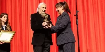 İsmail Dümbüllü ödülü Binnur Kaya'nın oldu İsmail Dümbüllü ödülü Binnur Kaya’nın oldu