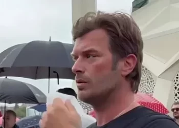 Kıvanç Tatlıtuğ camide görüntülendi