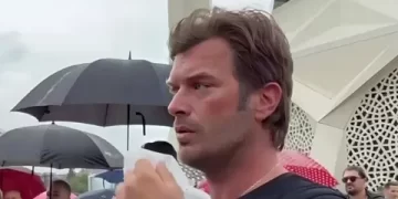 Kıvanç Tatlıtuğ camide görüntülendi Kıvanç Tatlıtuğ camide görüntülendi