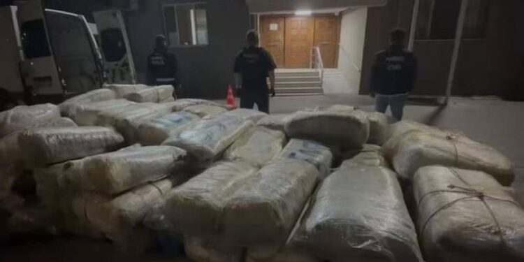 İzmir’de Operasyon! 1 Ton Uyuşturucu Madde Ele Geçirildi
