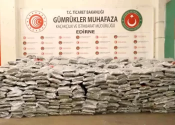 Zehir tacirlerine ağır darbe: 1 ton 413 kilo esrar ele geçirildi