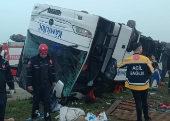 Adana’da yolcu otobüsü devrildi: 2 ölü, 23 yaralı Adana’da yolcu otobüsü devrildi: 2 ölü, 23 yaralı