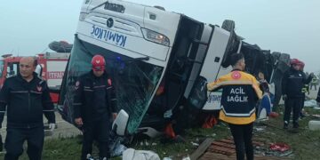 Adana’da yolcu otobüsü devrildi: 2 ölü, 23 yaralı Adana’da yolcu otobüsü devrildi: 2 ölü, 23 yaralı