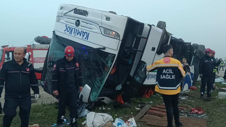 Adana’da yolcu otobüsü devrildi: 2 ölü, 23 yaralı Adana’da yolcu otobüsü devrildi.