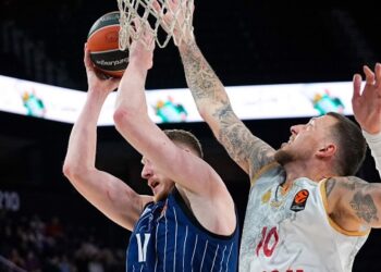 Anadolu Efes, Monaco’ya son periyotta kaybetti!