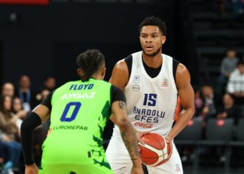 Anadolu Efes, Tofaş’ı son periyotta devirdi!