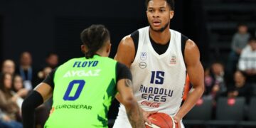 Anadolu Efes, Tofaş’ı son periyotta devirdi!