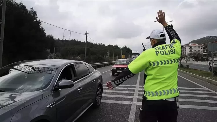 Bayram trafiği için sürücülere uyarı: Kritik noktalara dikkat Bayram trafiği için sürücülere uyarı...