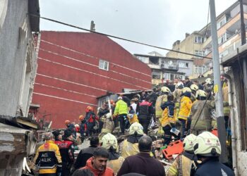 İstanbul Fatih’te 2 bina çöktü: Valilikten açıklama